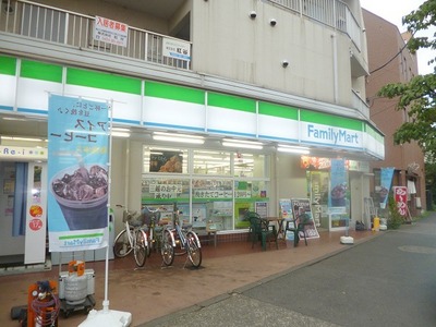 Convenience store. 160m to Family Mart (convenience store)