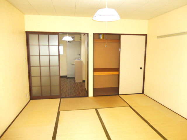 Other room space. Quite spacious, the 8-quires some