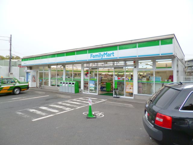 Convenience store. 500m to Family Mart (convenience store)