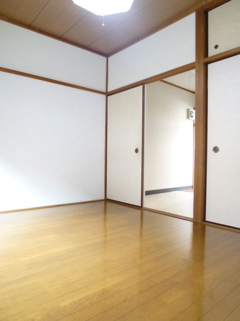Living and room. Since the sliding door that can be used widely room. 