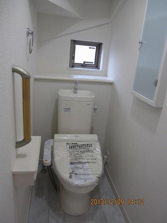 Toilet. Indoor (12 May 2013) Shooting toilet