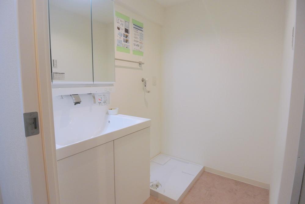 Wash basin, toilet. Selling local