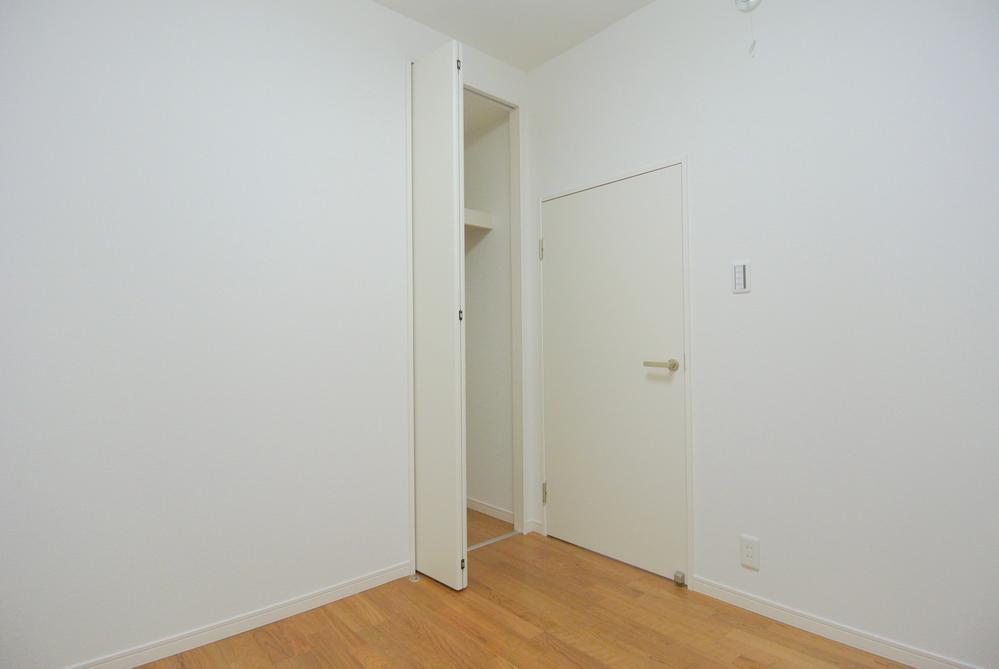 Non-living room. Selling local