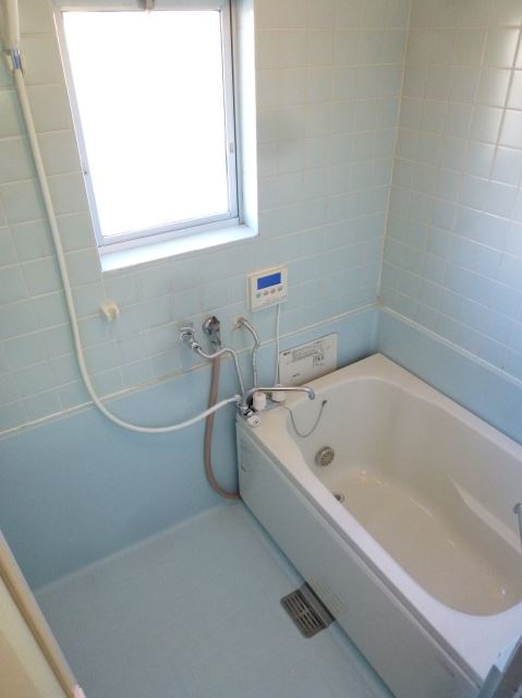 Bath. Bus toilet by. With additional heating function. Ventilation is good there is also a window. 