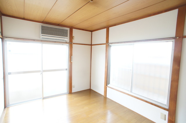 Living and room. It is a bright room with two-sided lighting ☆ Convenience is a 3-minute walk convenience store ☆