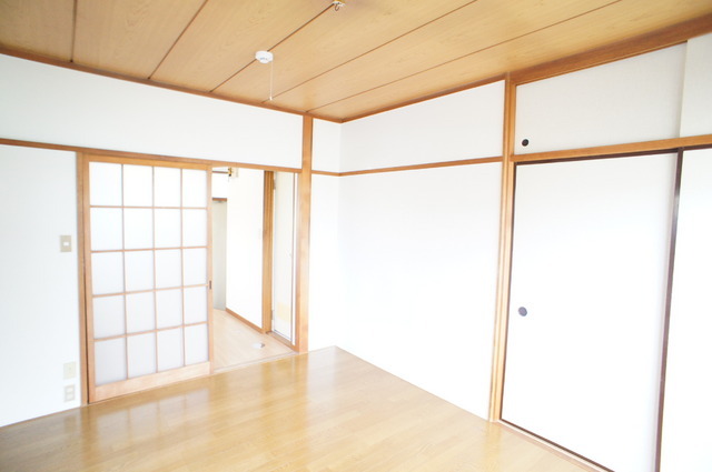 Living and room. Access good Sengawa ・ Recommended 1K of Seijo area! Further by bus use