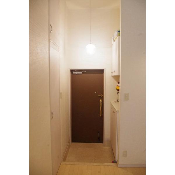 Entrance. Or more ceiling height 3m! Excellent storage capacity