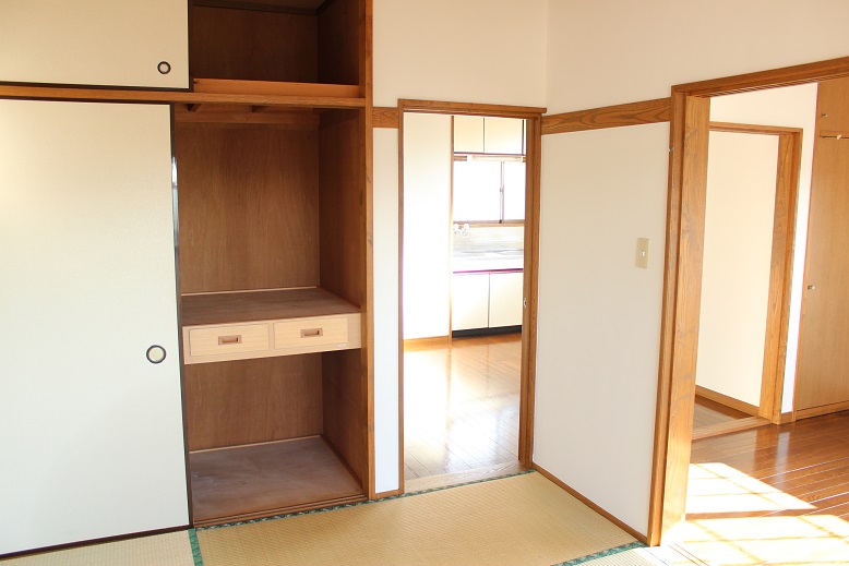 Receipt. Japanese-style room of housed with upper closet between 1