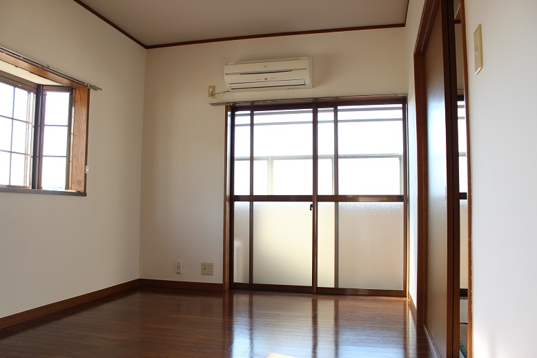 Living and room. Western-style 6 Pledge with bay window