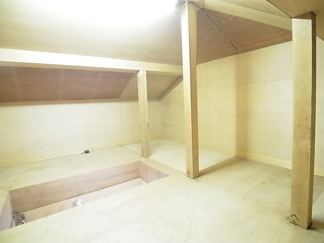 Other room space. Attic storage (Grenier)