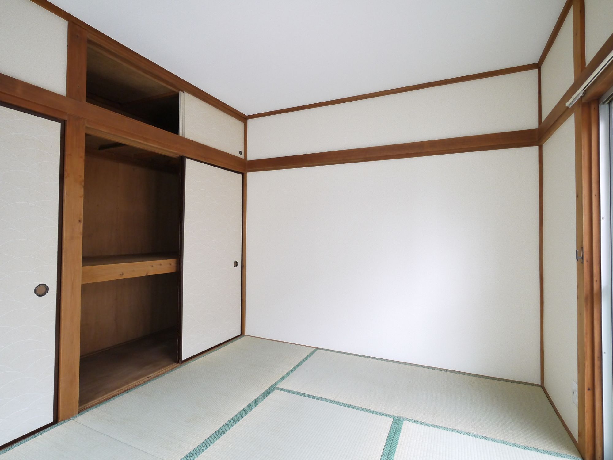 Living and room.  ☆ Sliding door ・ Wall Cross ・ Tatami also re-covered already