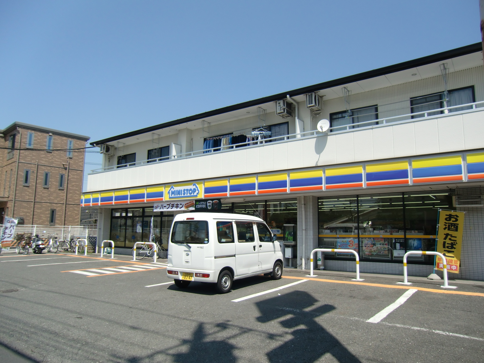 Convenience store. MINISTOP up (convenience store) 270m