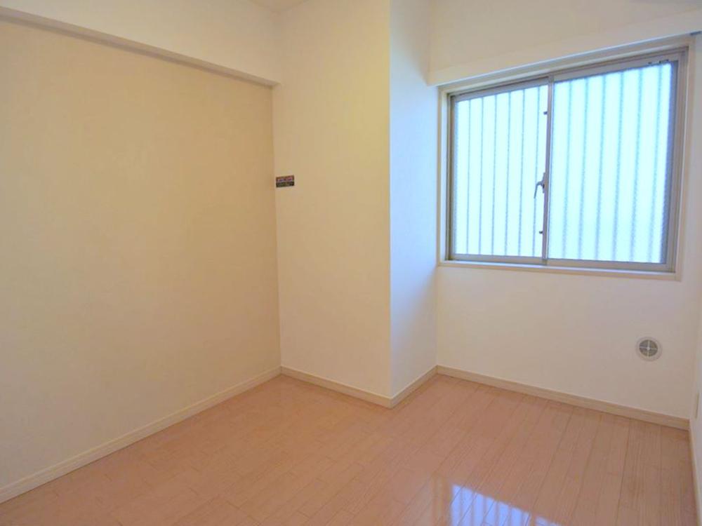 Non-living room. Selling local