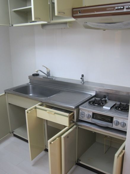 Kitchen. Gas two-burner stove is can be installed.