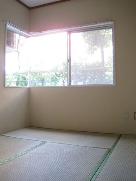 Living and room. Japanese-style room 6 quires. The window is large open.