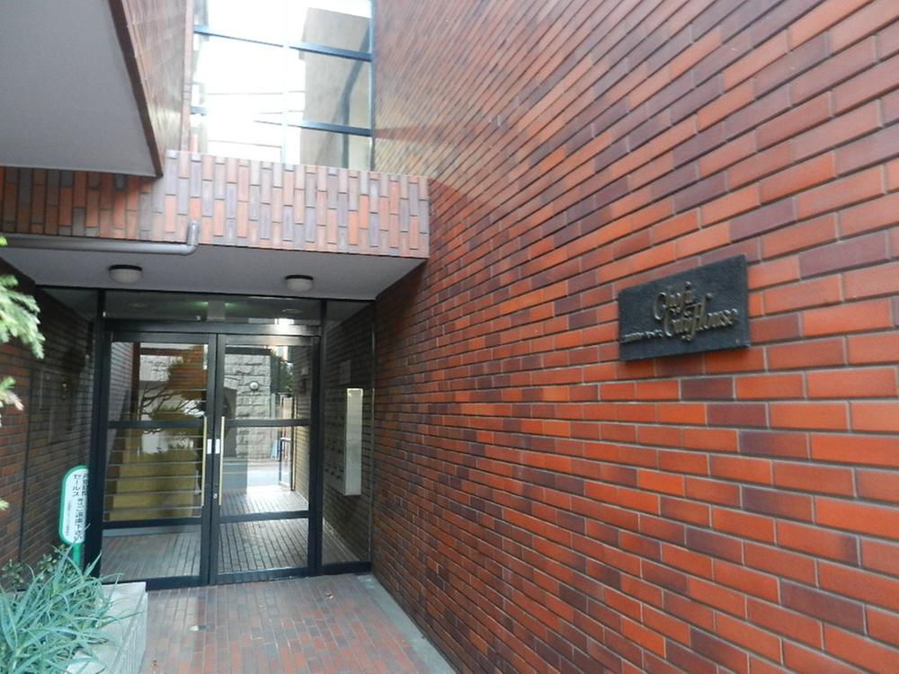 Entrance. Common areas