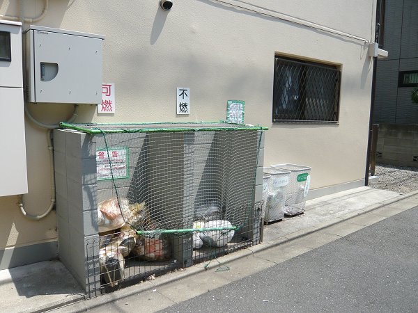 Other common areas. Garbage storage is managed in the installation, such as the net has been properly