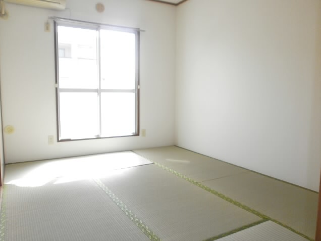 Other room space. Convenient Japanese-style room with a feeling of opening