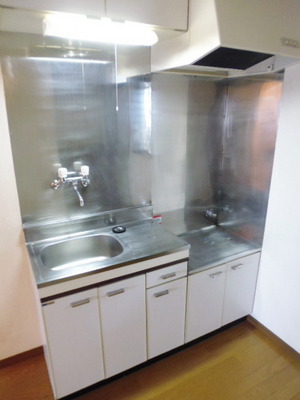 Kitchen. Two-necked gas stove installation Allowed