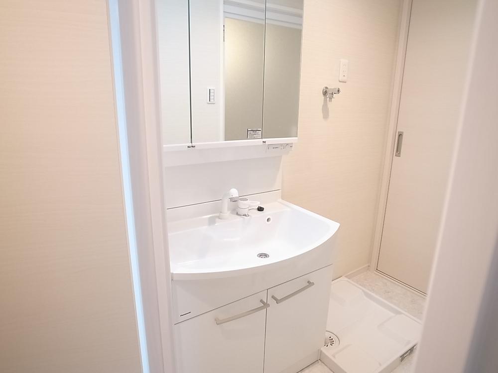 Wash basin, toilet. Indoor (12 May 2013) Shooting