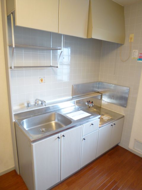 Kitchen. Two-burner stove can be installed