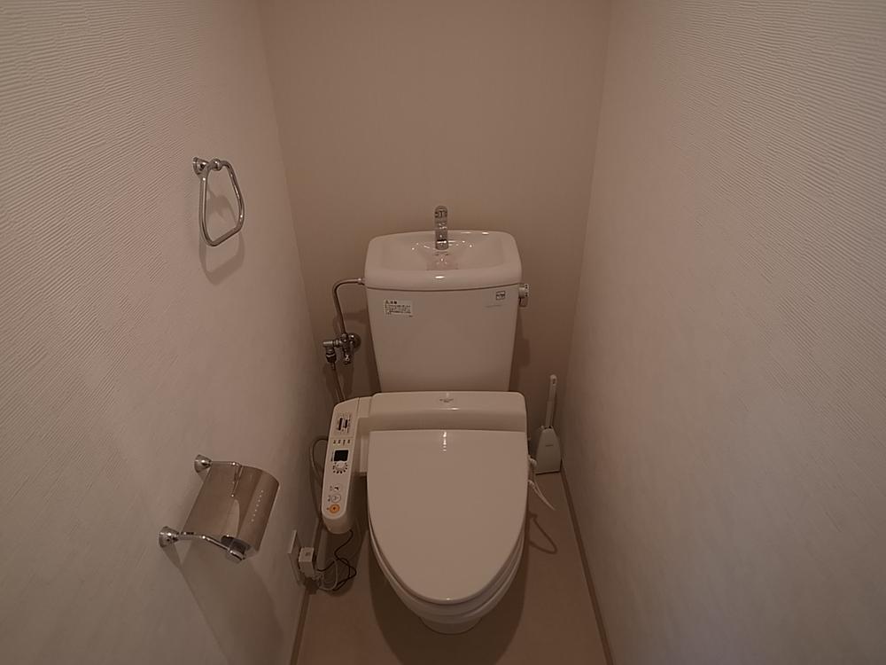 Toilet. Indoor (12 May 2013) Shooting