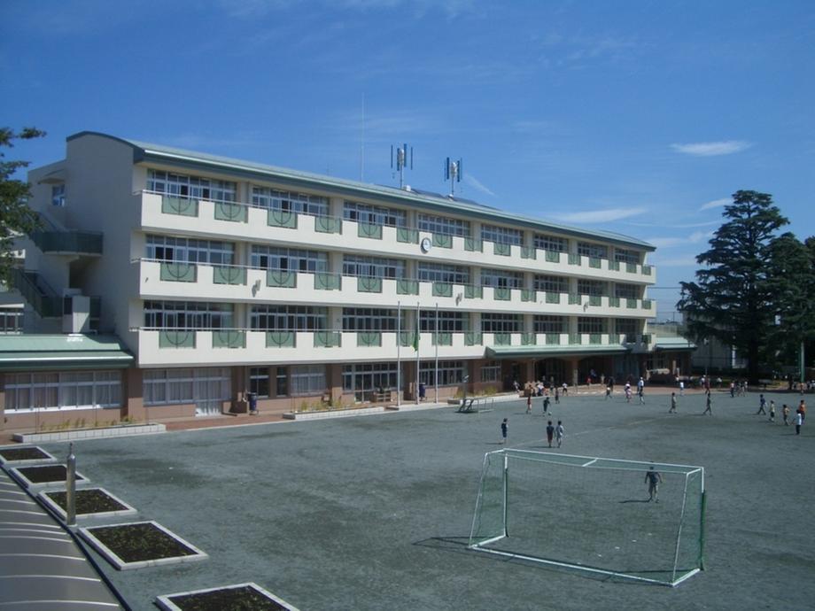 Primary school. Komae Municipal Greenfields to elementary school 1042m