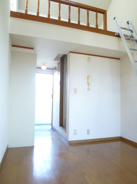 Living and room. High ceilings with a loft, Open