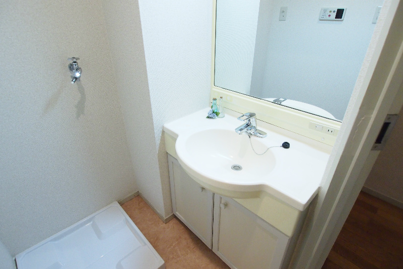 Other Equipment. Independent washbasin mirror is Bikkusaizu! 