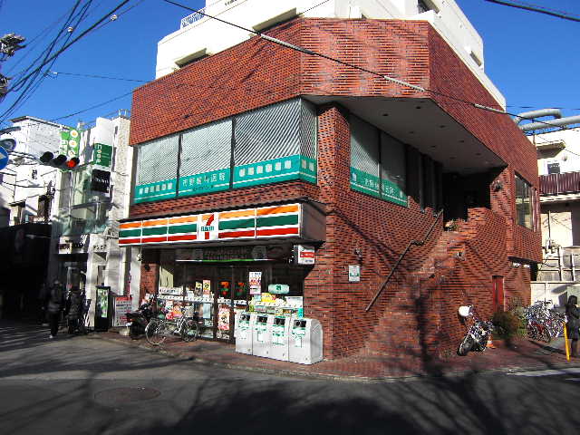 Convenience store. 600m to Seven-Eleven (convenience store)