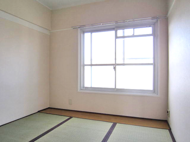 Living and room. Entrance side Japanese-style room.