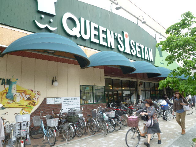 Supermarket. Queens Isetan until the (super) 400m