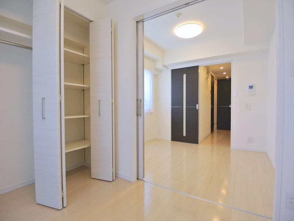 Living. Selling local