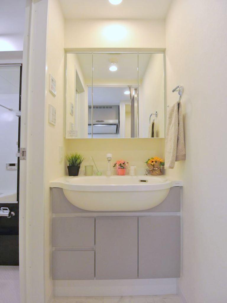 Wash basin, toilet. Selling local