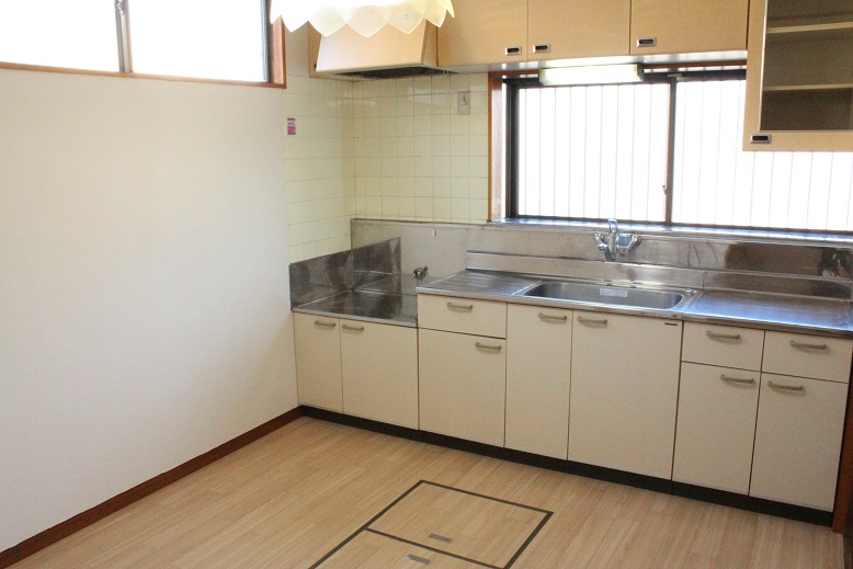 Kitchen. There is under-floor storage