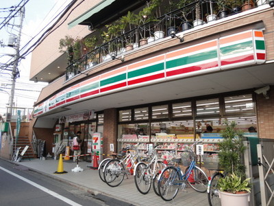 Convenience store. 600m to Seven-Eleven (convenience store)