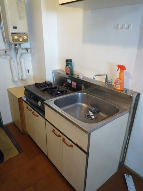 Kitchen. Two-burner gas stove can also be installed. 