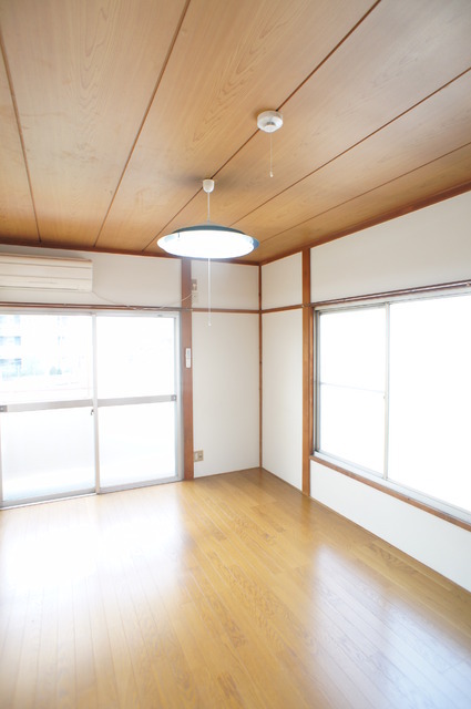 Living and room. It is a bright room with two-sided lighting ☆ Convenience is a 3-minute walk convenience store ☆