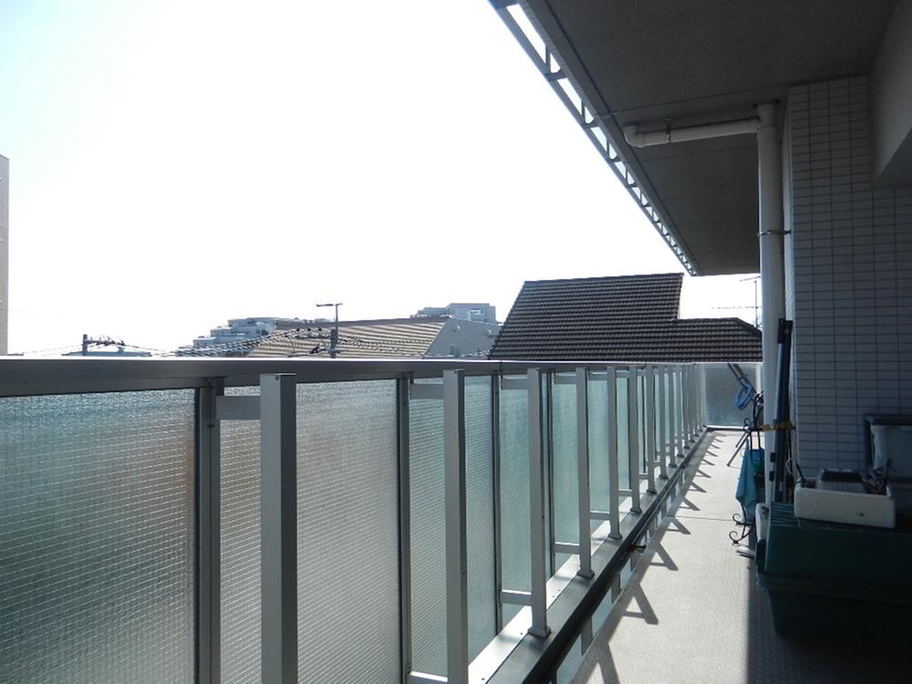 Balcony. L-shaped balcony of 42.82 sq m