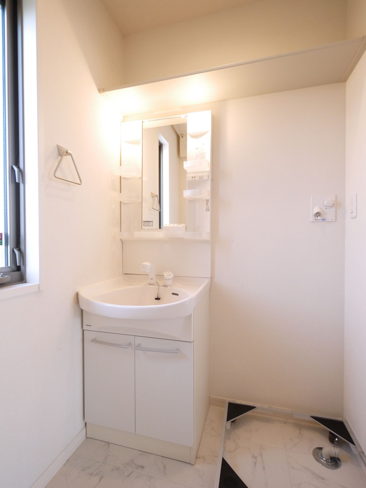 Washroom.  ☆ Shampoo dresser and a washing machine inside the room