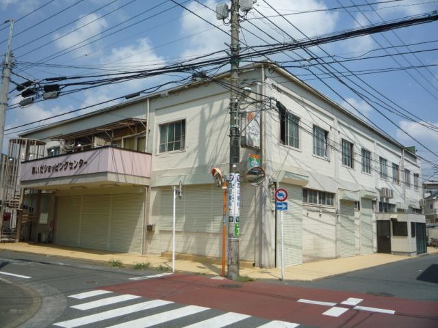 Shopping centre. Between 570m to the shopping center (shopping center)