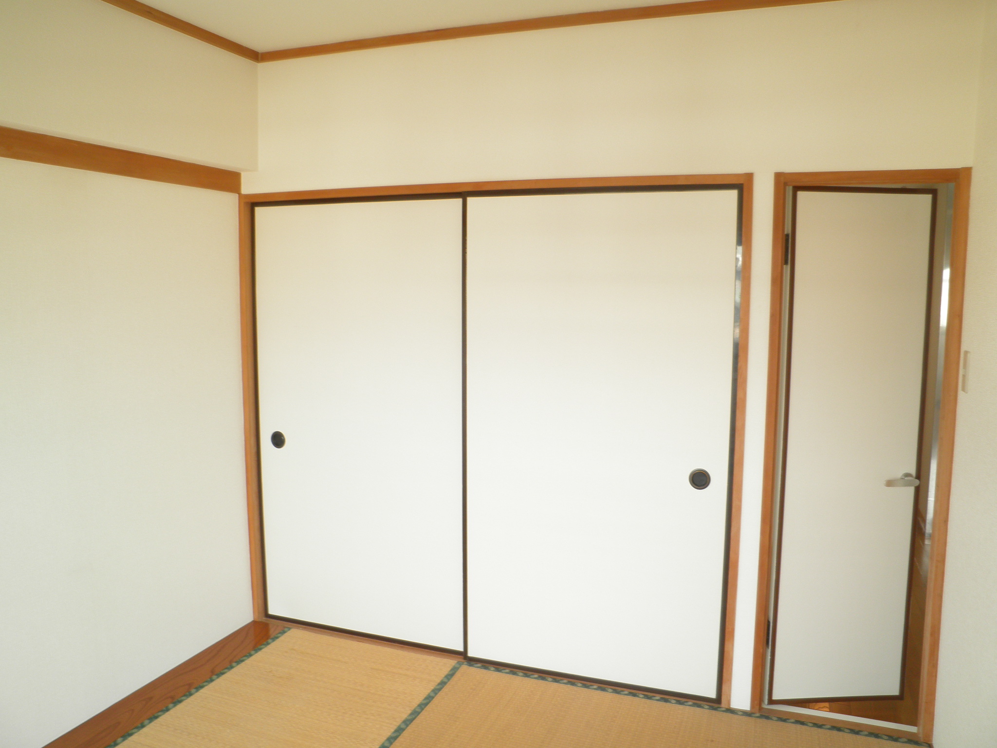 Living and room. It is the state of the Japanese-style room, which was taken from a different angle. 