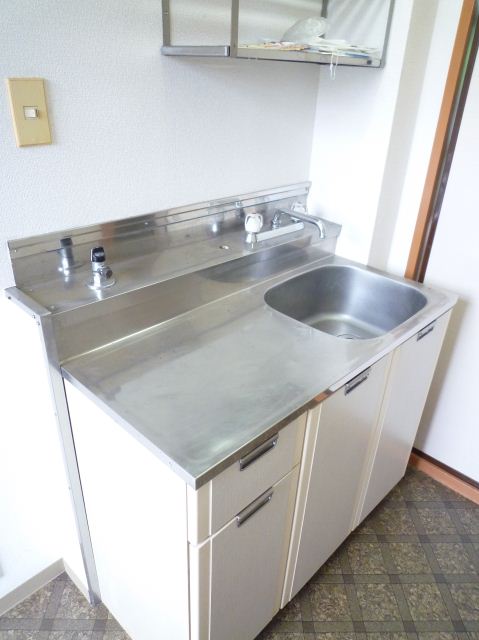 Kitchen. Two-burner gas stove installation Allowed.