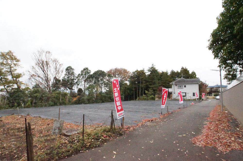 Local photos, including front road. For the south slope, Sky overlooks widely. 