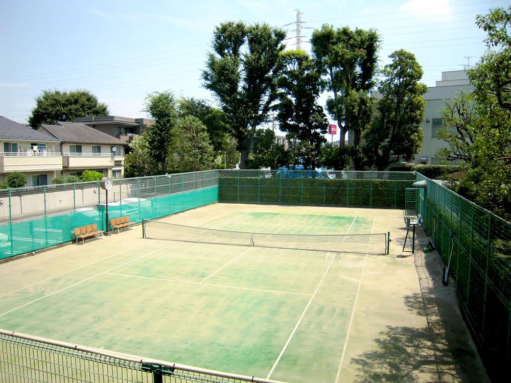Other common areas. On-site tennis court (August 2013 shooting)
