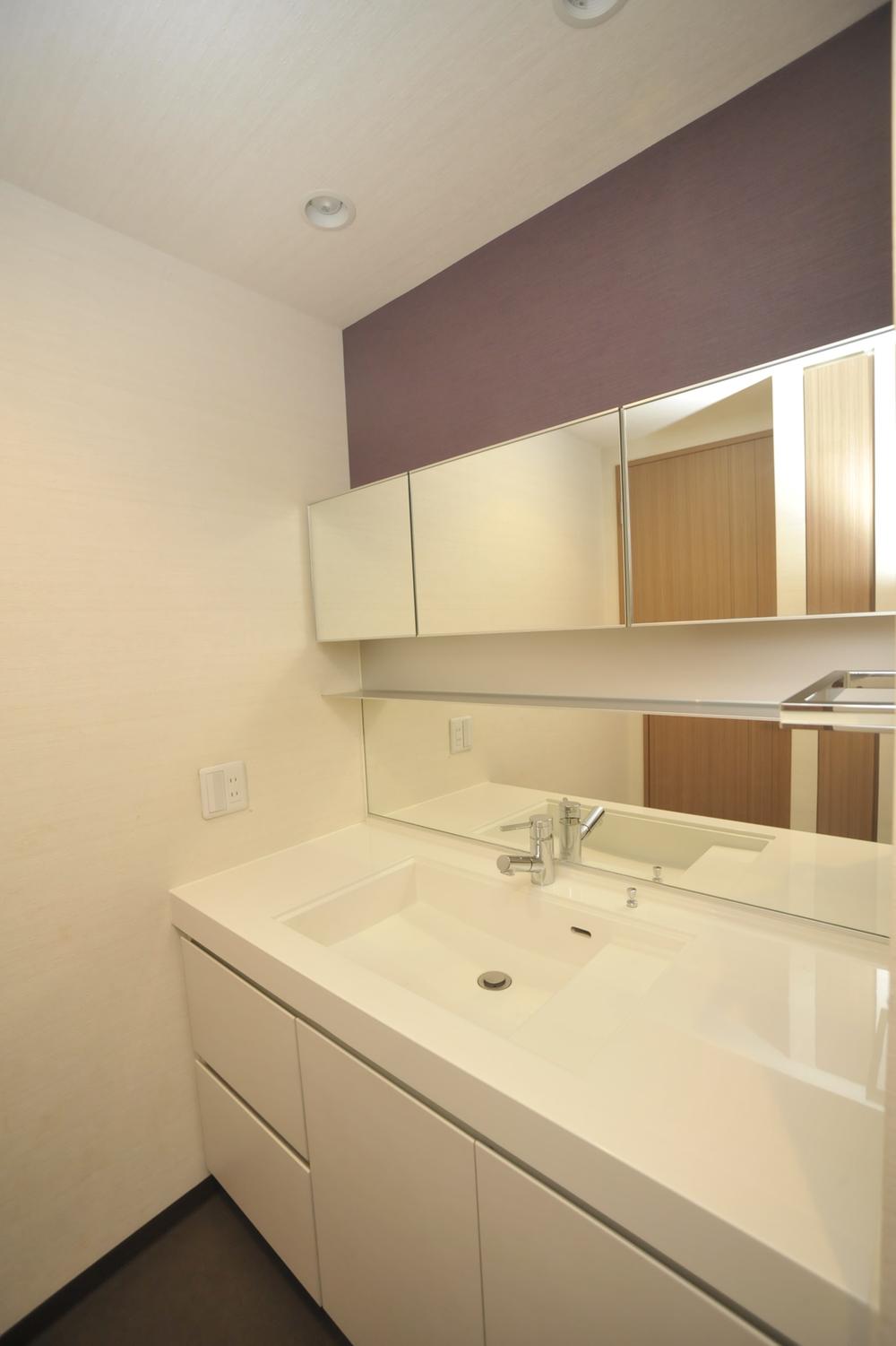 Wash basin, toilet. Room (August 2013) Shooting