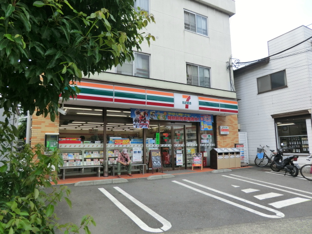 Convenience store. 300m to Seven-Eleven (convenience store)