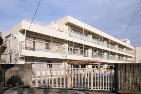 Primary school. Chofu stand up to the second elementary school 357m