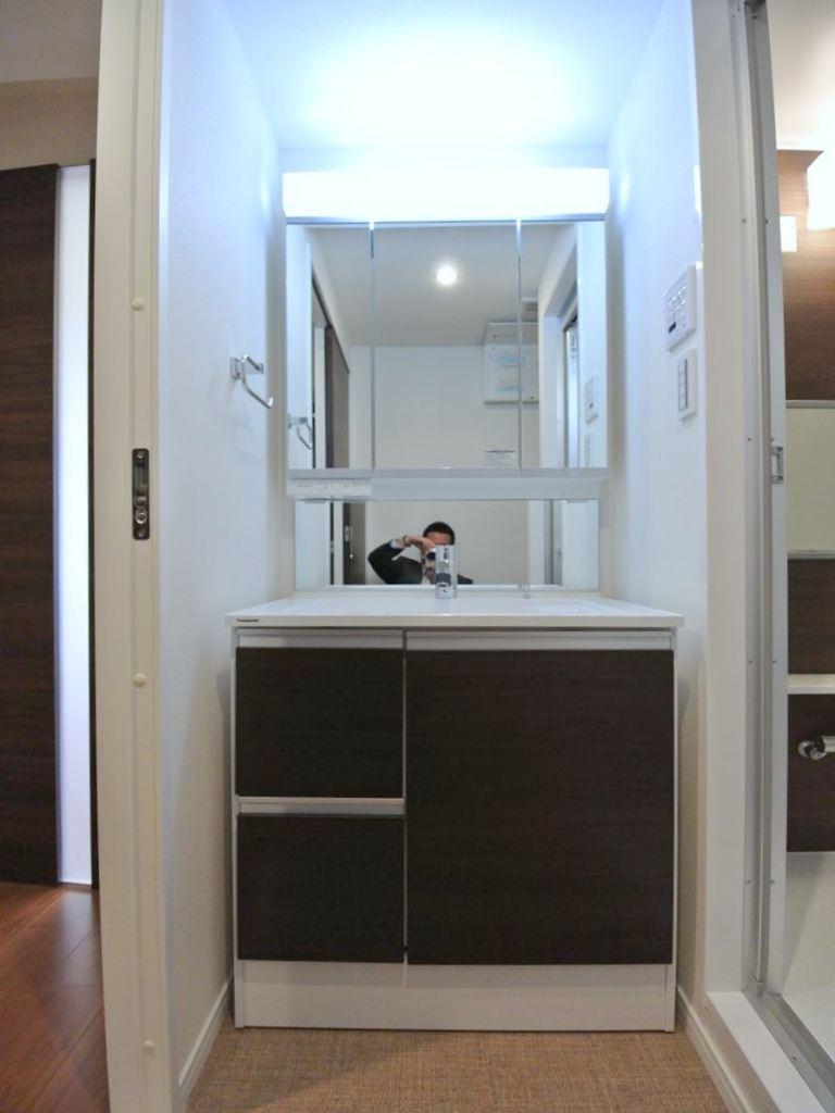 Wash basin, toilet. Selling local