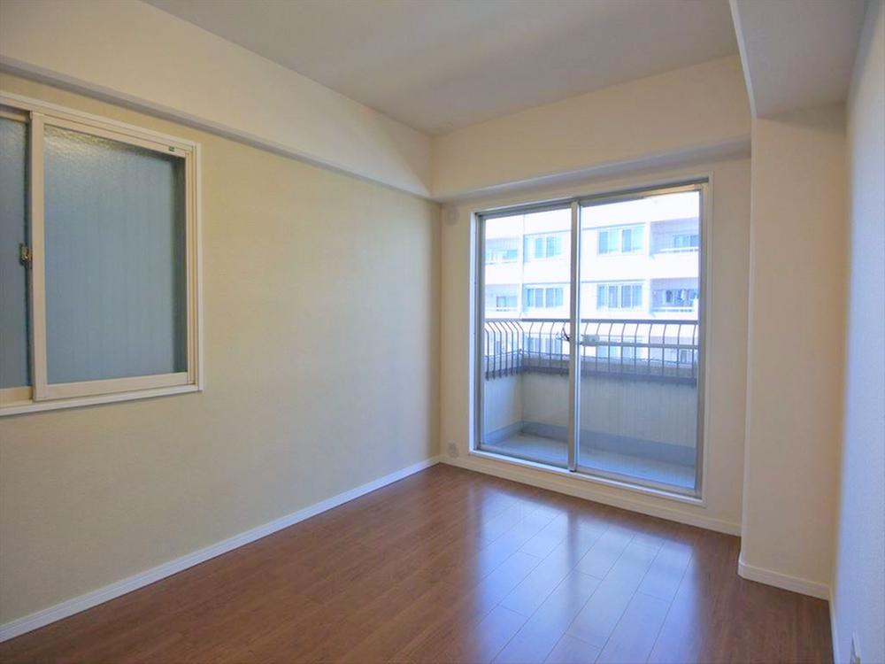 Non-living room. Selling local